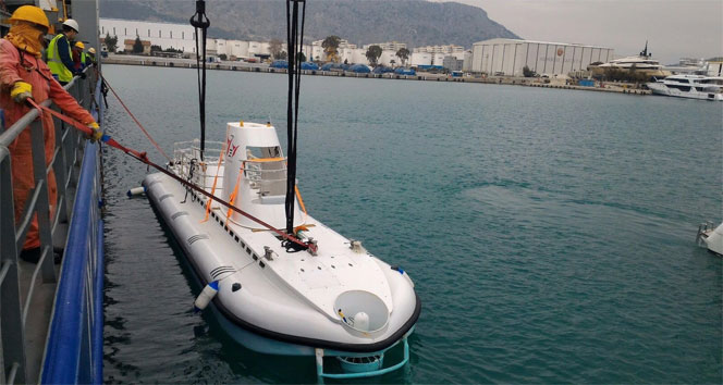 Türkiye&#039;nin ilk turistik denizaltısı denize indirildi
