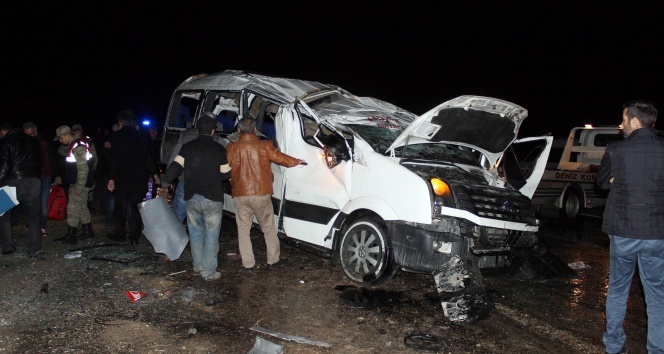 Adıyaman&#039;da yolcu minibüsü takla attı : 22 yaralı