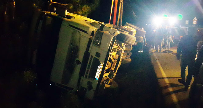 Kaza yerindeki vinç trafiği felç etti