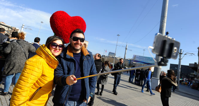 Sevgililer aşklarını Taksim’de ölümsüzleştirdi
