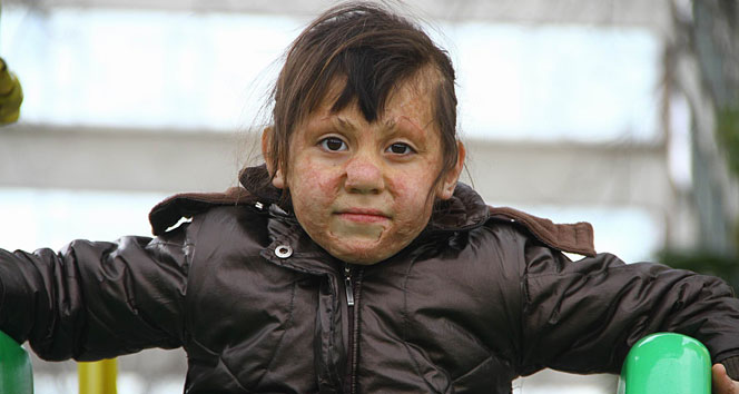 Minik Halime arkadaşlarıyla oyun oynamak istiyor