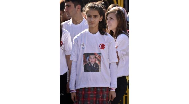 Şehit Teğmenin Resminin Bulunduğu Tişörtle Kurtuluş Törenine Katıldılar
