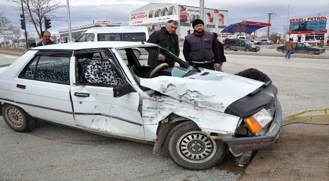 Yozgat'ta Otomobil Traktöre Çarptı: 1 Yaralı