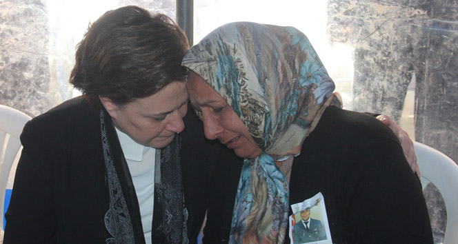 Şehit annesine sarılan Bakan Sarı&#039;nın gözyaşları