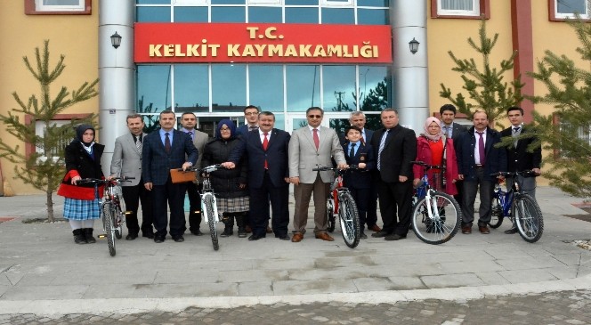 Kelkit'te TEOG'da Başarılı 13 Öğrenciye Bisiklet Hediye Edildi