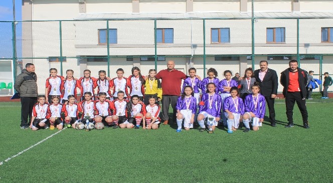 Yıldız Kızlar Futbolda Şampiyon İstiklal Ortaokulu Oldu