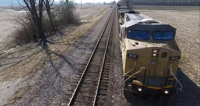 200 vagonu bulunan tren izleyenleri şaşırtıyor