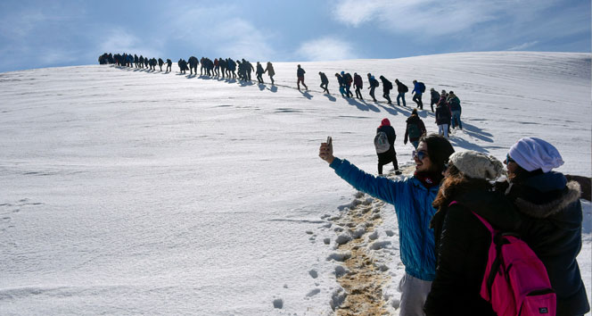 Yüzlerce üniversite öğrencisi Zigana Dağı'nda stres attı