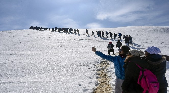 (Özel Haber) Yüzlerce Üniversite Öğrencisi Zigana Dağı'nda Stres Attı