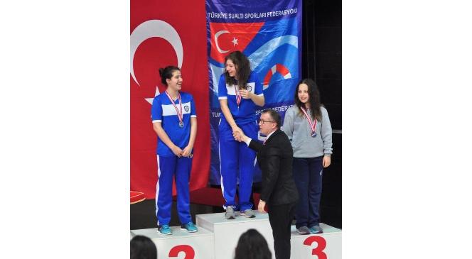 Kastamonu'lu Zeynep Yüzmede Türkiye Rekorunu Kırdı