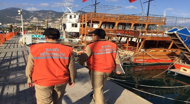 Alanya Sahil Güvenlik Ekipleri Tekneleri Denetledi
