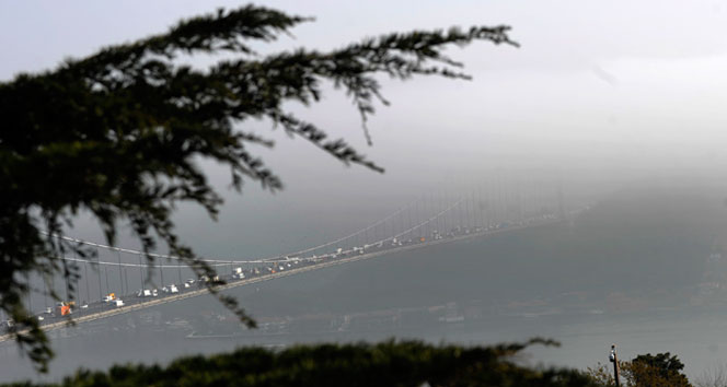 İstanbul Boğazı’ndaki köprüler yoğun sis nedeniyle adeta kayboldu