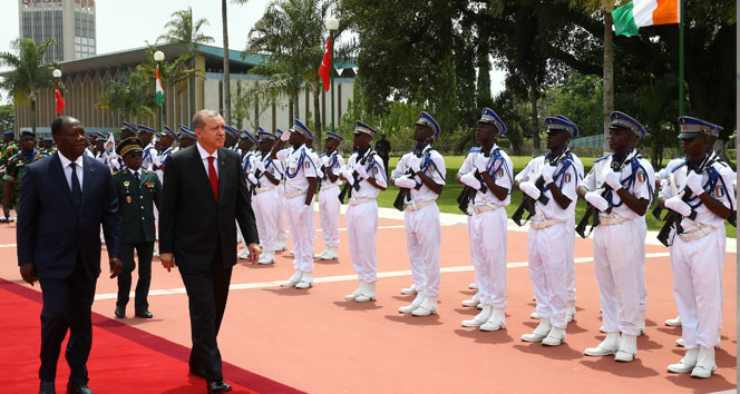 Erdoğan Fildişi Sahili Devlet Başkanı tarafından resmi törenle karşılandı