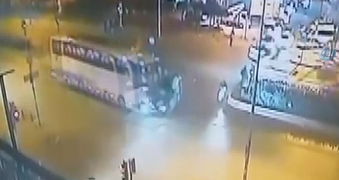 Otobüs otomobili 100 metre sürükledi