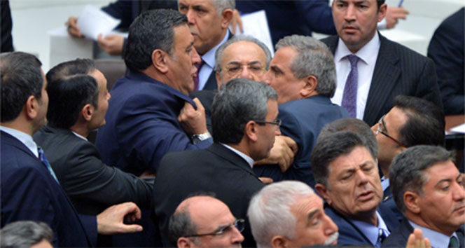 AK Partili ve CHP&#039;li vekiller birbirine girdi!