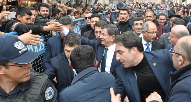 Davutoğlu cuma namazını Silopi&#039;de kıldı