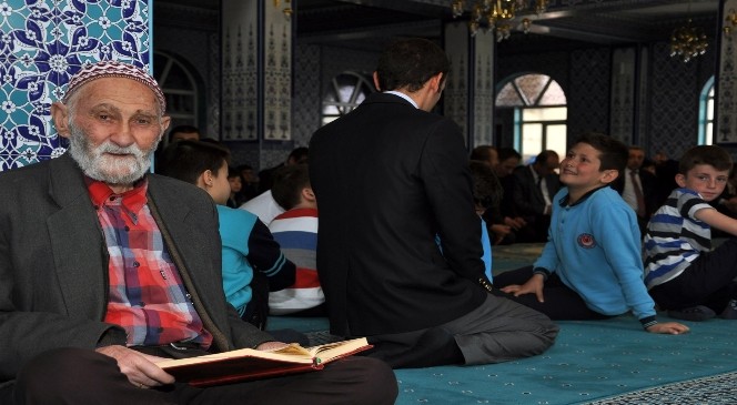 Gümüşhane'de Genç Hatipler Mimberde Hutbe Okuma Yarışması Yapıldı