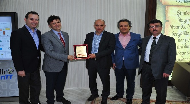 Genel Sekreter Erenoğlu'ndan Başkan Çalışkan'a Teşekkür Plaketi