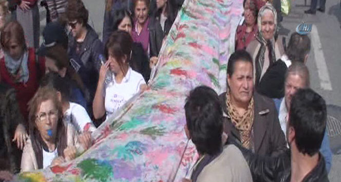 Kadınlar dev pankartla yürüdü