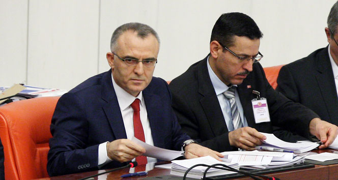 Bakan şiir okudu, Genel Kurul karıştı