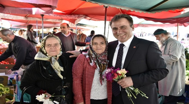 Başkan Çimen Karanfil Dağıttı