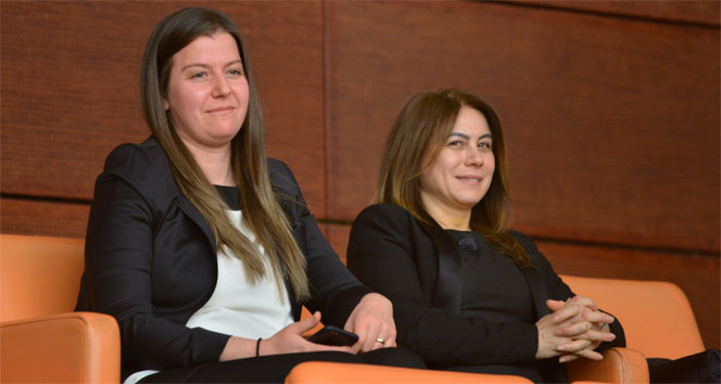 Başbakan Yardımcısı Şimşek kürsüde, eşi dinleyici locasında