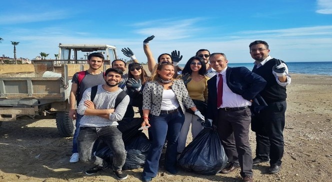 Yüksekokul Öğrencileri Silifke'de Temizlik Yapıp Sokak Havyanlarını Beslediler