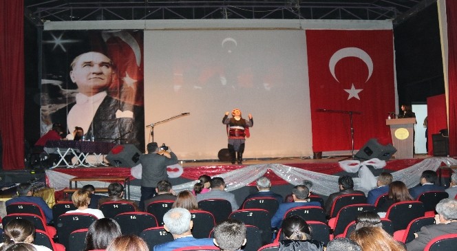 Akhisar'da İstiklal Marşı Ve Mehmet Akif Ersoy Şiirlerini Okuma Yarışması Yapıldı