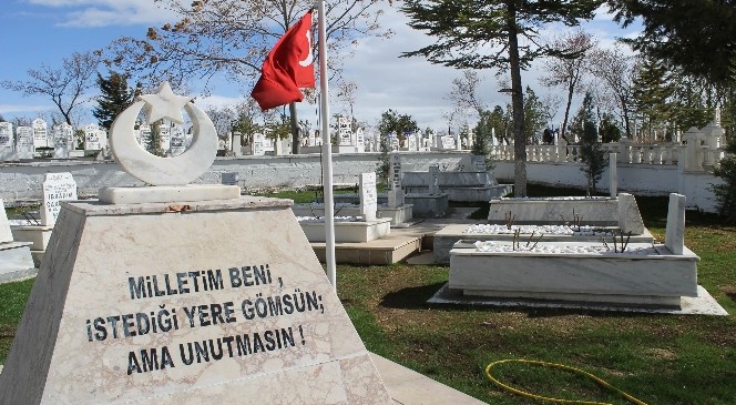 Şehit Mezarlarına Kırmızı-Beyaz Gül Dikildi