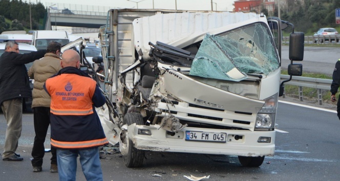 İstanbul'da trafiği felç eden kaza!