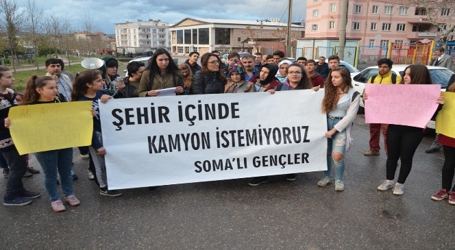 Somalı Gençler Liseli Mizgin'i Hayallerinden Eden Kaza Yerinde Eylem Yaptı