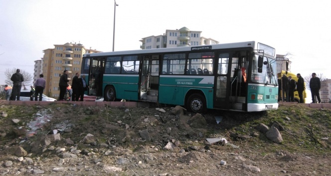 Yolcu otobüsü ile halk otobüsü çarpıştı: 1 ölü, 5 yaralı