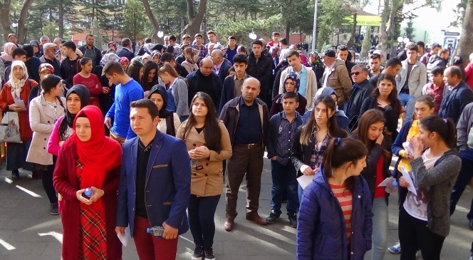 Yozgat'ta Öğrenciler Sınavda Aileler Dışarıda Ter Döktü
