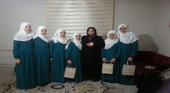 Vali Kahraman'ın Eşi Muhsine Kahraman Hafızlığını Tamamlayan Öğrencileri Unutmadı