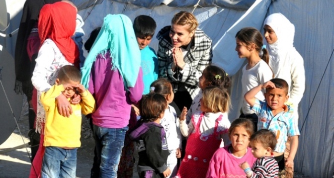 Mülteci çocuklara Gülben Ergen sürprizi