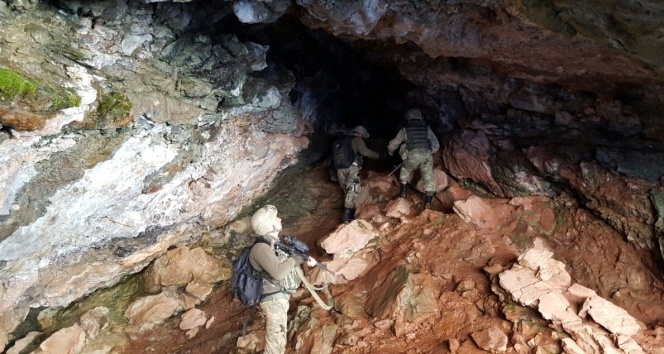 Komandolardan Tunceli&#039;deki 8 odalı PKK mağarasına dev operasyon
