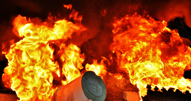 Yunanistan’da kamyonla otomobil çarpıştı: 11 kişi yanarak öldü