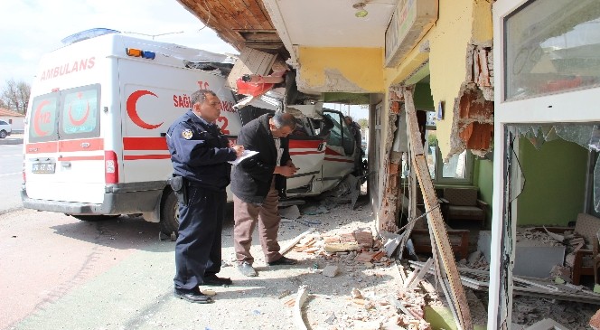 Ambulansla Otomobil Çarpıştı: 6 Yaralı