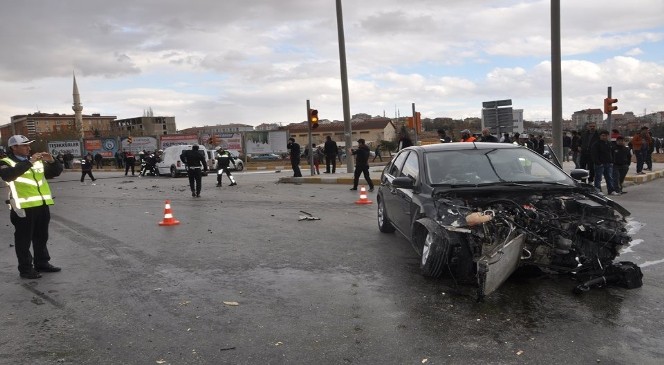 Kaza Sonrası Alev Alan Araç İtfaiye Tarafından Söndürüldü