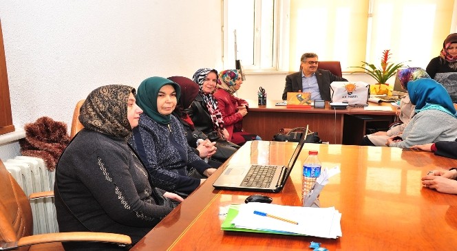 Ak Kadınlardan Kütüphane Duraklara Kitap Desteği