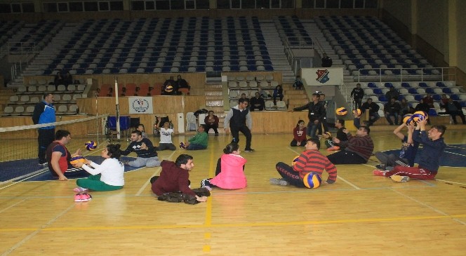 Karaman'da Kurulan Engelliler Voleybol Takımı İlk Antrenmanını Yaptı