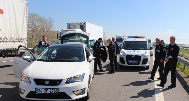 Dur ihtarına uymayan sürücü TEM’de polisi alarma geçirdi