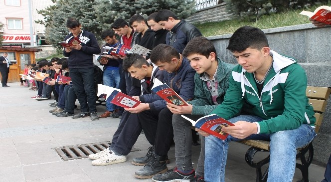 Akdağmadeni İlçesinde Öğrenciler Kitap Okudu