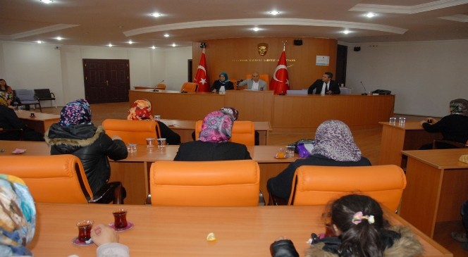 Belediye Ev Hanımlarına Karaman'ı Gezdiriyor