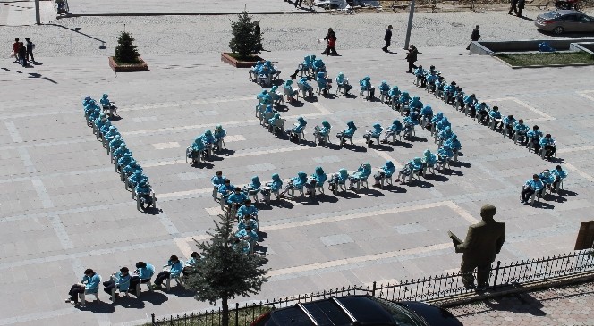 Akdağmadeni İmam Hatip Ortaokulu Öğrencileri Meydana Arapça ‘Oku' Yazdı