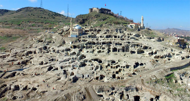 Nevşehir Kalesi'nden tarih fışkırıyor