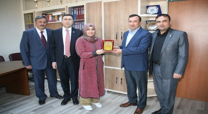 Yozgat Şehitler Fen Lisesi YGS'de Türkiye 93'üncüsü Olan Öğrencisini Ödüllendirdi