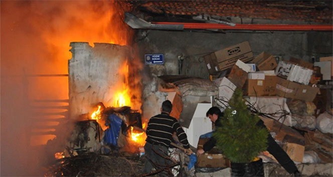 Bir anda alev alana hurda dolu ev güçlükle söndürüldü