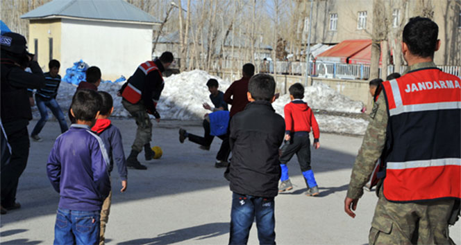 Yüksekova&#039;da çocukların asker abileri ile futbol çoşkusu