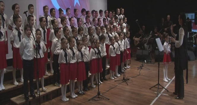 Minik öğrenciler savaştan kaçan akranları için konser verdi